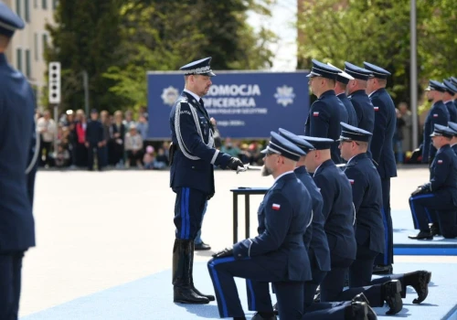 Nowi policyjni oficerowie mianowani w Szczytnie. Po raz pierwszy w ruch poszły cztery generalskie szable