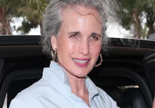 Andie McDowell podbija Cannes w burzy siwych włosów. Przyciągała spojrzenia