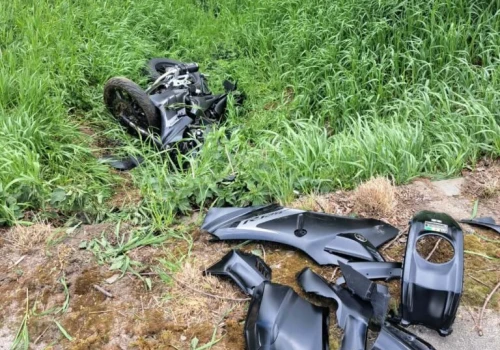 17-letni motocyklista wyprzedzał ciągnik rolniczy. Stracił panowanie nad maszyną i wpadł do rowu