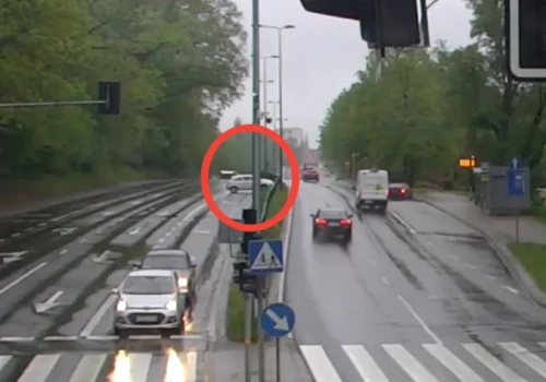 Rozbił auto na Al. Warszawskiej i próbował zniknąć. Straż Miejska była szybsza