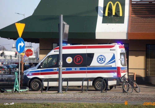 Dramatyczna sytuacja przy dworcu Olsztyn Główny. Reanimowano pasażerkę taksówki