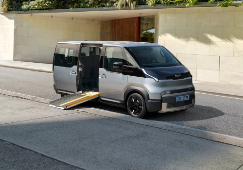Kia PV5 WAV Side Entry debiutuje w Europie jako nowy elektryczny van dostępny z boczną rampą