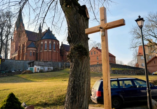 Wierni oburzeni. Parafia reaguje w sprawie rzekomej farmy fotowoltaicznej. 