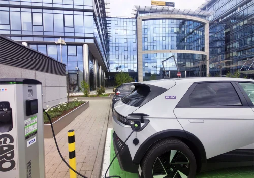 Play przyspiesza elektryfikację floty. Do 2027 roku 25% aut będzie elektrycznych