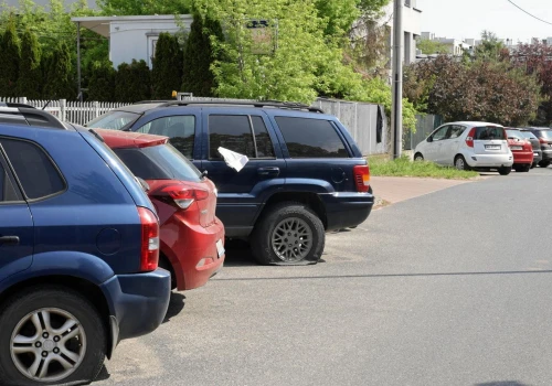 Parkujesz auto pod prąd? Jeden błąd i policja wystawi mandat za niebezpieczny manewr