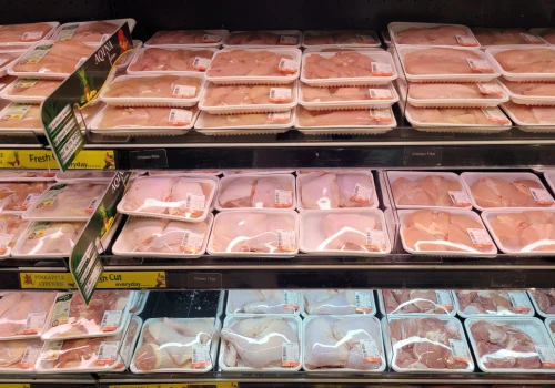Niebezpieczna bakteria w drobiu. Dziesiątki pilnie wycofanych produktów!
