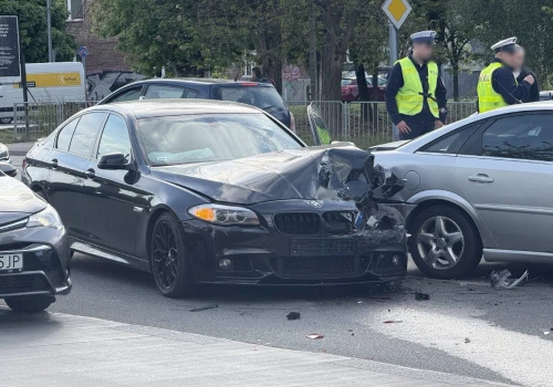 Lublin: Kierowca BMW wjechał w znajdujące się przed nim auta. Kilka pojazdów uszkodzonych