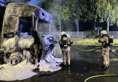 Zestaw stanął w płomieniach, kierowca spał w kabinie – świadek uratował sytuację