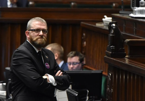 Sondaż. Wzrost poparcia partii Brauna. Traci PiS
