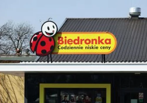 Biedronka szuka pracowników. Oferuje ponad 9 tys. zł i auto służbowe