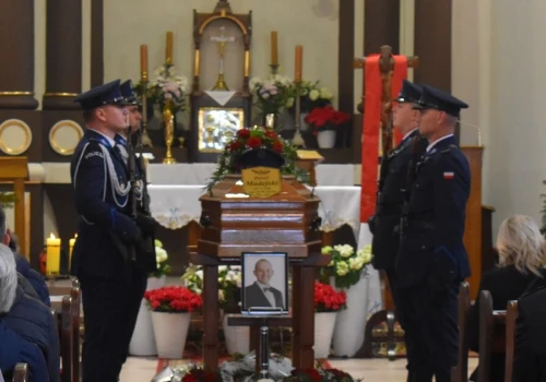 Kompania honorowa oddała mu hołd. Przejmujące ostatnie pożegnanie
