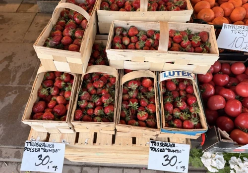 Na bazarach pojawiły się polskie truskawki. Czereśnie importowane kosztują majątek!