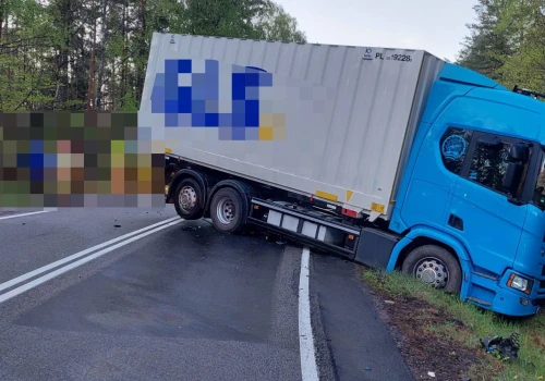 Czołowe zderzenie osobówki z ciężarówką na DK21. Jedna osoba jest ranna