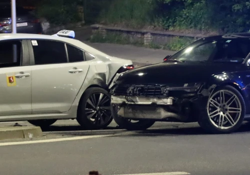 Strzałkę pomylił z zielonym światłem. Doprowadził do zderzenia Toyoty z Audi