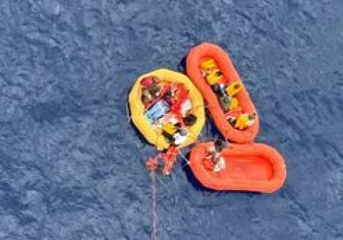 Podjęli z oceanu 11 rozbitków. Akcja ratunkowa po wodowaniu samolotu