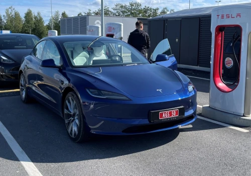 Tesla testuje wirtualną kolejkę do ładowarek . Nowe zasady dla kierowców