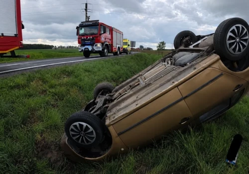 Dachowanie za dachowaniem. Zobacz, co dzieje się na DK25 w Zamartem i okolicy!