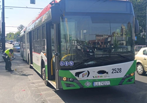 Lublin: z lewego pasa skręcała w prawo, rozbiła nowy autobus. Pasażerowie w szpitalu