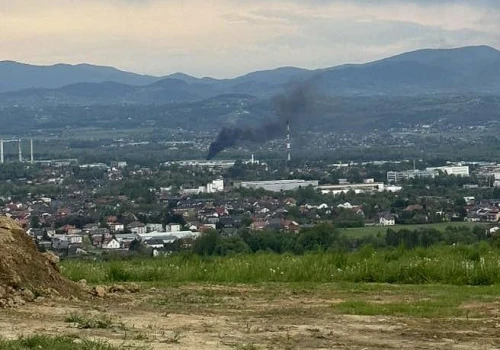 Pożar złomowiska w Nowym Sączu. Straż pożarna w akcji