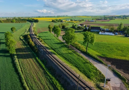 Pociągi przyspieszą, rolnicy utkną przed torami. Sprawdź, co planuje PKP