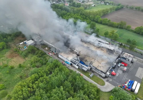 Pożar hali w Chróścinie. Z ogniem walczy ponad 40 zastępów