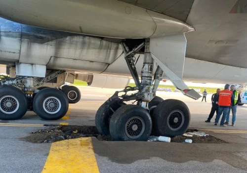 Boeing 747 zapadł się na płycie lotniska Carrasco. Trzeba było go wyciągać