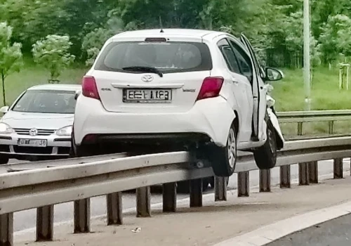 Jak do tego doszło? Po zderzeniu Toyota wylądowała na barierkach