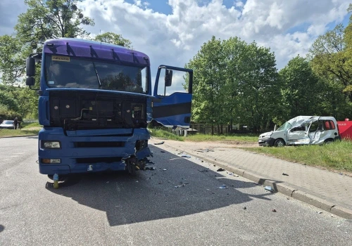Śmiertelny wypadek. Renault wjechało pod ciężarówkę