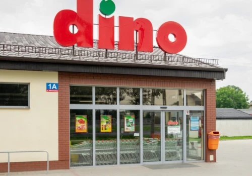 Pojawiają się już przed sklepami Dino. Sieć wyda na to 300 mln zł