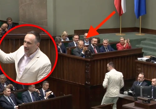 Sensacyjny moment w Sejmie! Kowalski przemawiał, Tusk go oklaskiwał. Z mównicy padły TE słowa o PiS