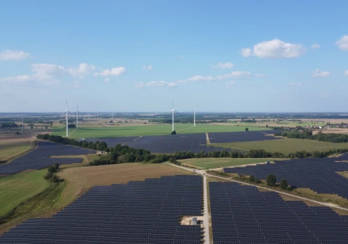 Czołowa grupa energetyczna w Polsce z wielomilionową pożyczką na budowę farm PV i magazynu energii