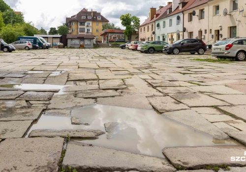 Dziurawy plac przy ul. Chobolańskiej doczeka się naprawy za 400 tys. złotych