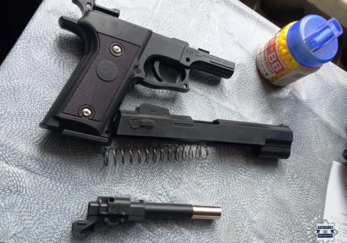 Groził ludziom „bronią” . Policjanci zatrzymali 26-latka i zabezpieczyli replikę pistoletu