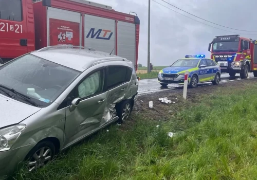 Groźny poślizg na krajówce pod Człuchowem! Dziecko trafiło do szpitala