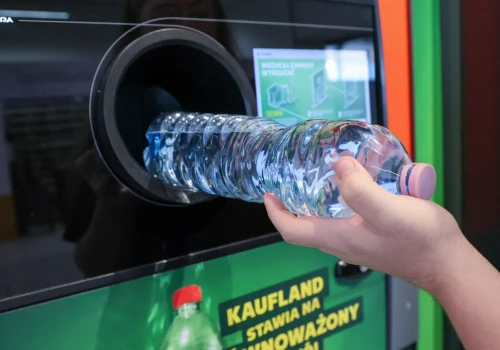 W Krakowie padł rekord. Zebrał 4863 butelek i puszek, skanował je przez 4,5 h, tyle zarobił