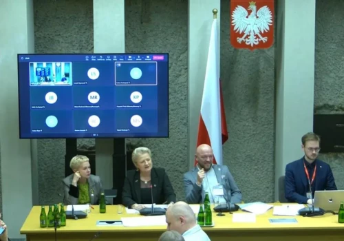 Ma hektar i dwie krowy, a zgarnia 30 ha. Rolnicy grzmią o patologii przy ziemi z KOWR