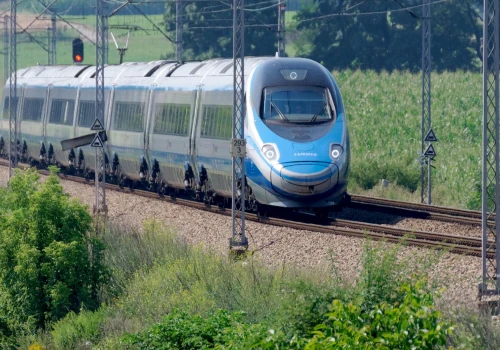 Śmierć na torach. Pociąg Intercity śmiertelnie potrącił kobietę, ruch kolejowy sparaliżowany