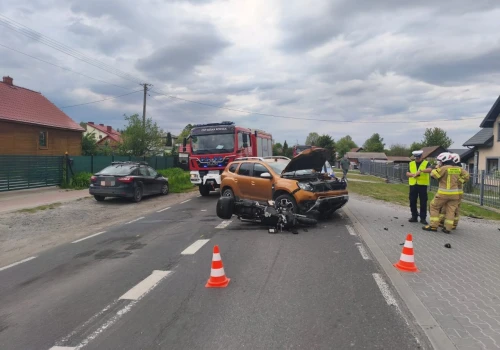 Poważne zdarzenie drogowe na DW829. Zderzenie osobówki z motocyklem w Wólce Rokickiej