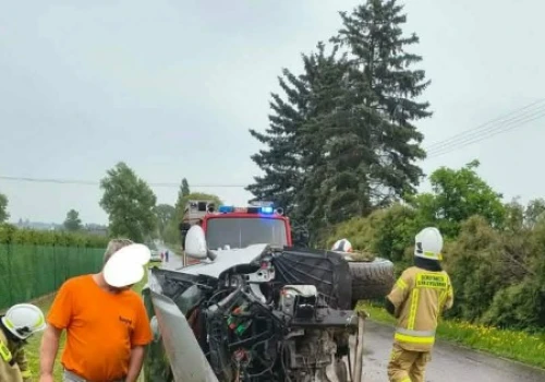 Niebezpiecznie na zakręcie. Kierowca stracił panowanie nad autem