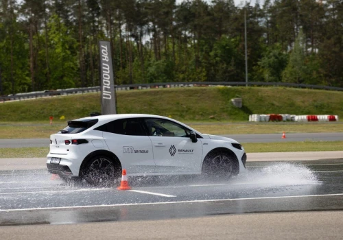 Nowe Renault Clio VI na torze Modlin szkoli influencerów