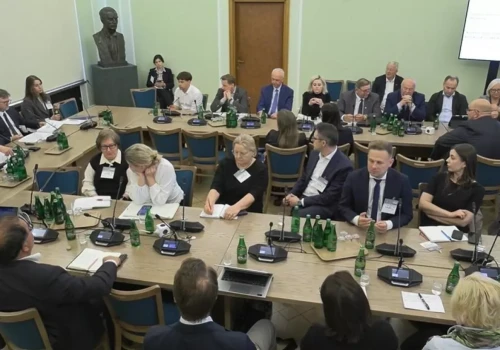 Rolnicy i przetwórcy alarmują: sieci handlowe łamią prawo. Gorąco w Sejmie