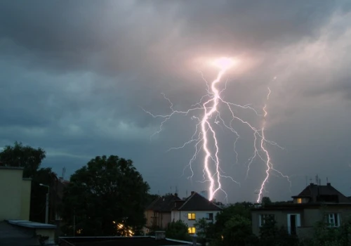 W regionie pojawią się burze. Co robić, żeby być bezpiecznym w takiej sytuacji?