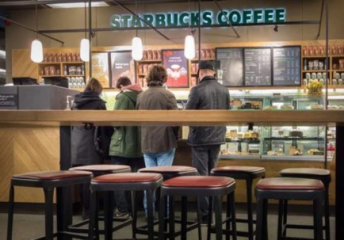 Starbucks zwalnia setki pracowników i zamyka biura