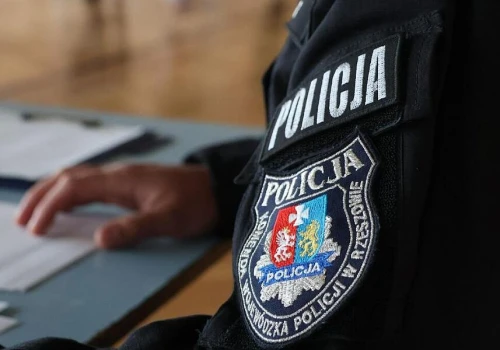 Policja w Rzeszowie szuka pracownika biurowego na pełny etat – ile można zarobić?