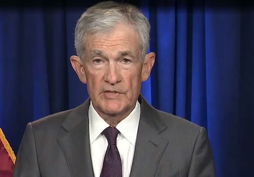Trump jest wściekły! Jerome Powell zostaje w grze i blokuje Biały Dom