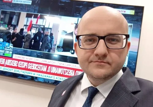 Wtargnięcie policji o 1:20 w nocy. Matecki: „To skoordynowana akcja wymierzona w opozycję”