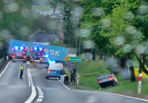 Ciężarówka w poprzek jezdni i osobówka na dachu. Służby ratunkowe w akcji na DK22