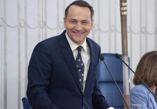 Sikorski zakpił z Ziobry i Romanowskiego. Opublikował grafikę