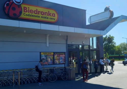 W Biedronce dorzucają za darmo do koszyka. 
