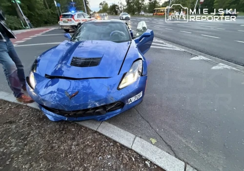 Pojazd uprzywilejowany MZA zderzył się z Corvette. Kolizja przy dojeździe do wypadku